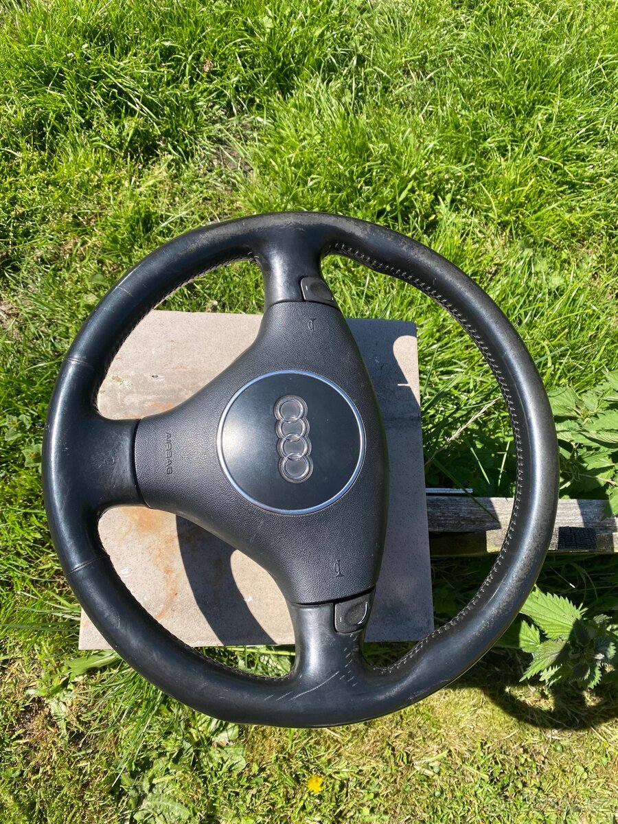Audi tříramenný volant