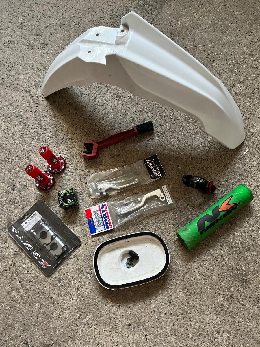 Mix věcí z motokrosu.