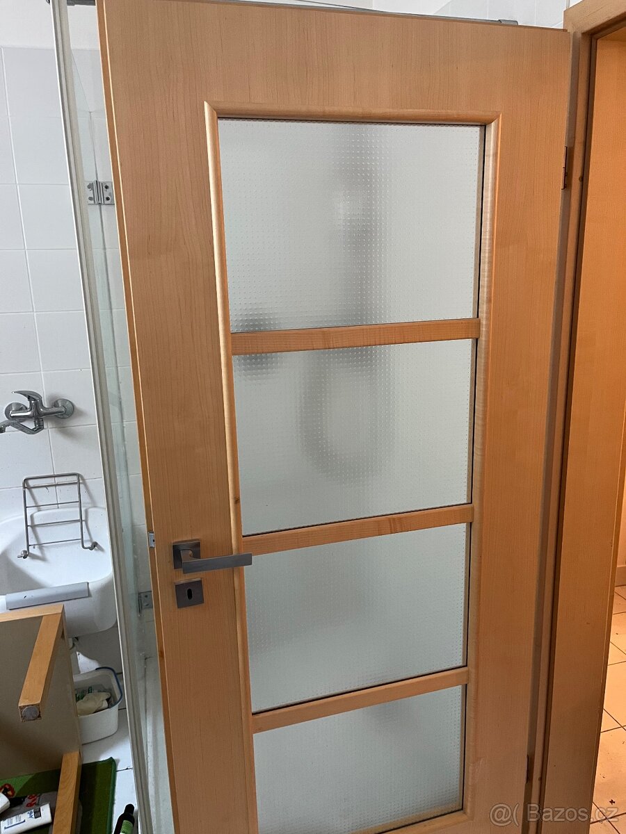 2 nově dveře a sprchovy kout