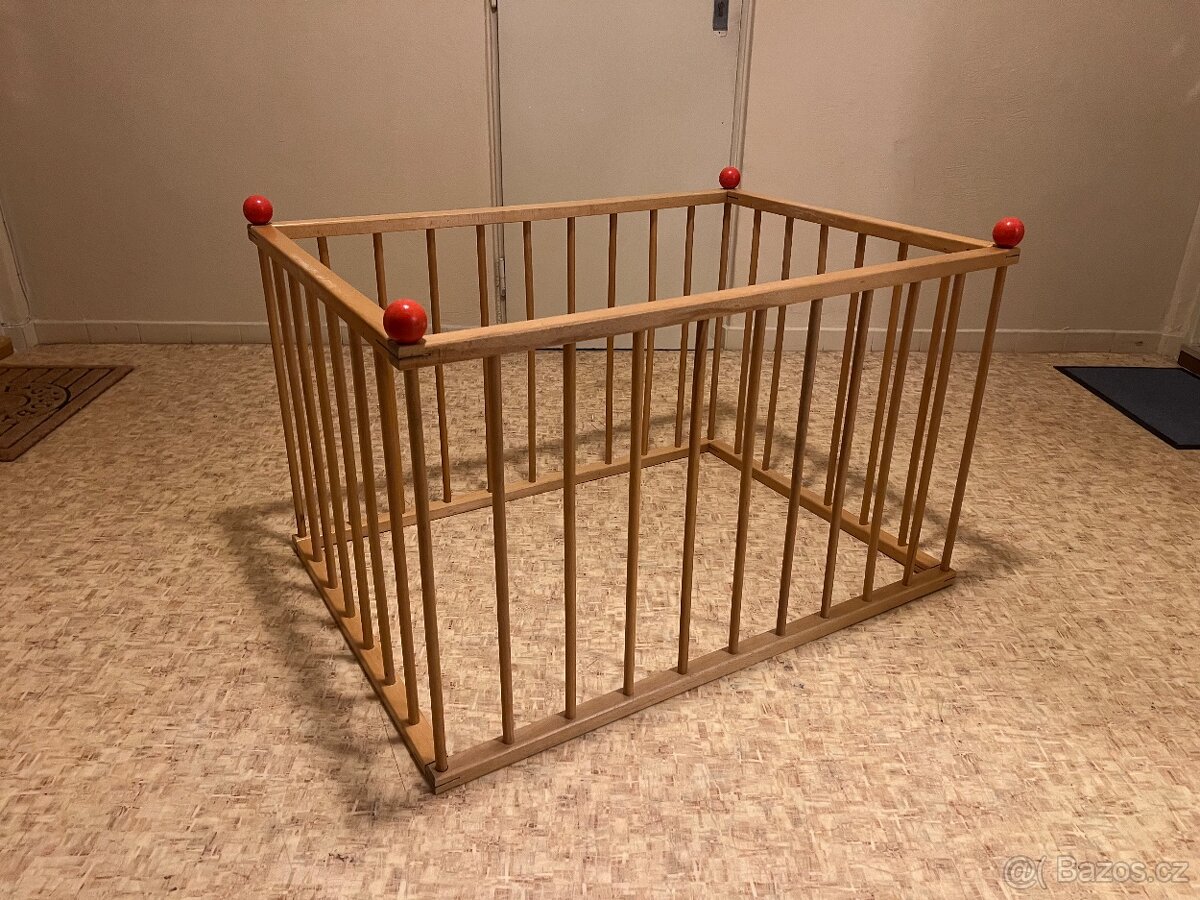 Dětská rozkládací dřevěná ohrádka