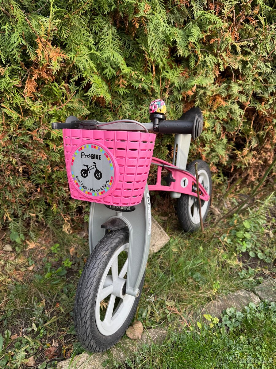 First bike, růžový, s košíkem a zvonkem