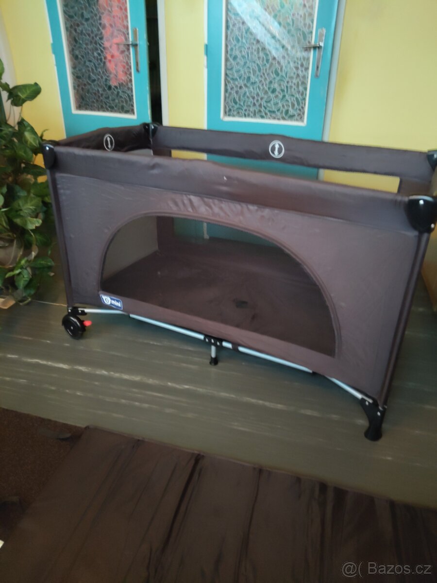 Cestovní postýlka hnědá