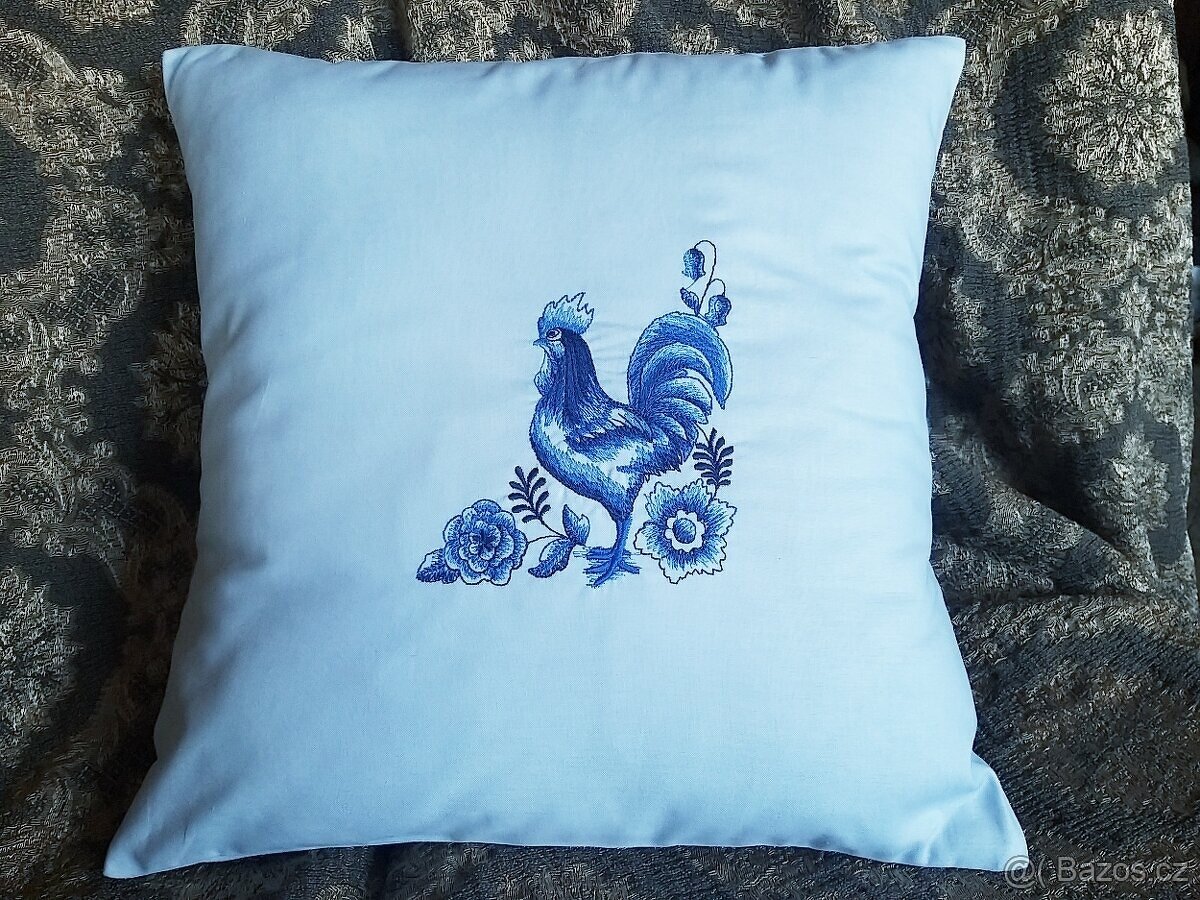 2 kusy  SVĚTLE MODRÝ VYŠÍVANÝ POLŠTÁŘEK - SLEPICE + KOHOUT
