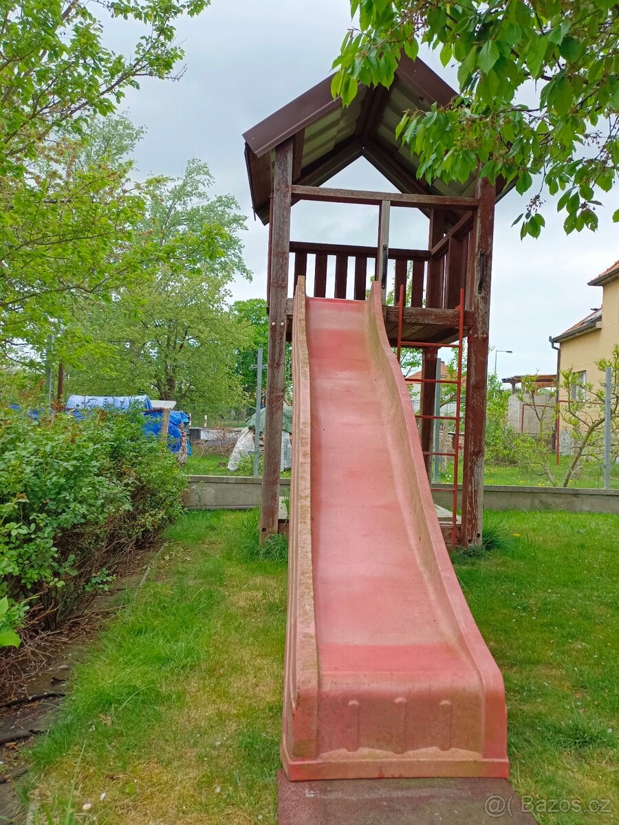 dětský zahradní domeček se skluzavkou