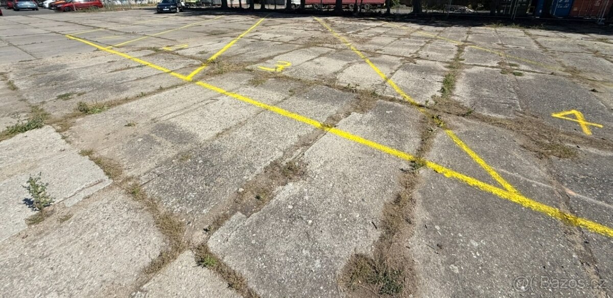 Parkování pro kamiony na zpevněné ploše – 3000 Kč/měsíc v lo
