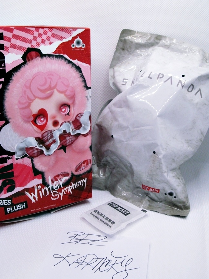 č.3 🐼 SKULLPANDA plyšová panenka BLINDBOX přívěsek SNOW
