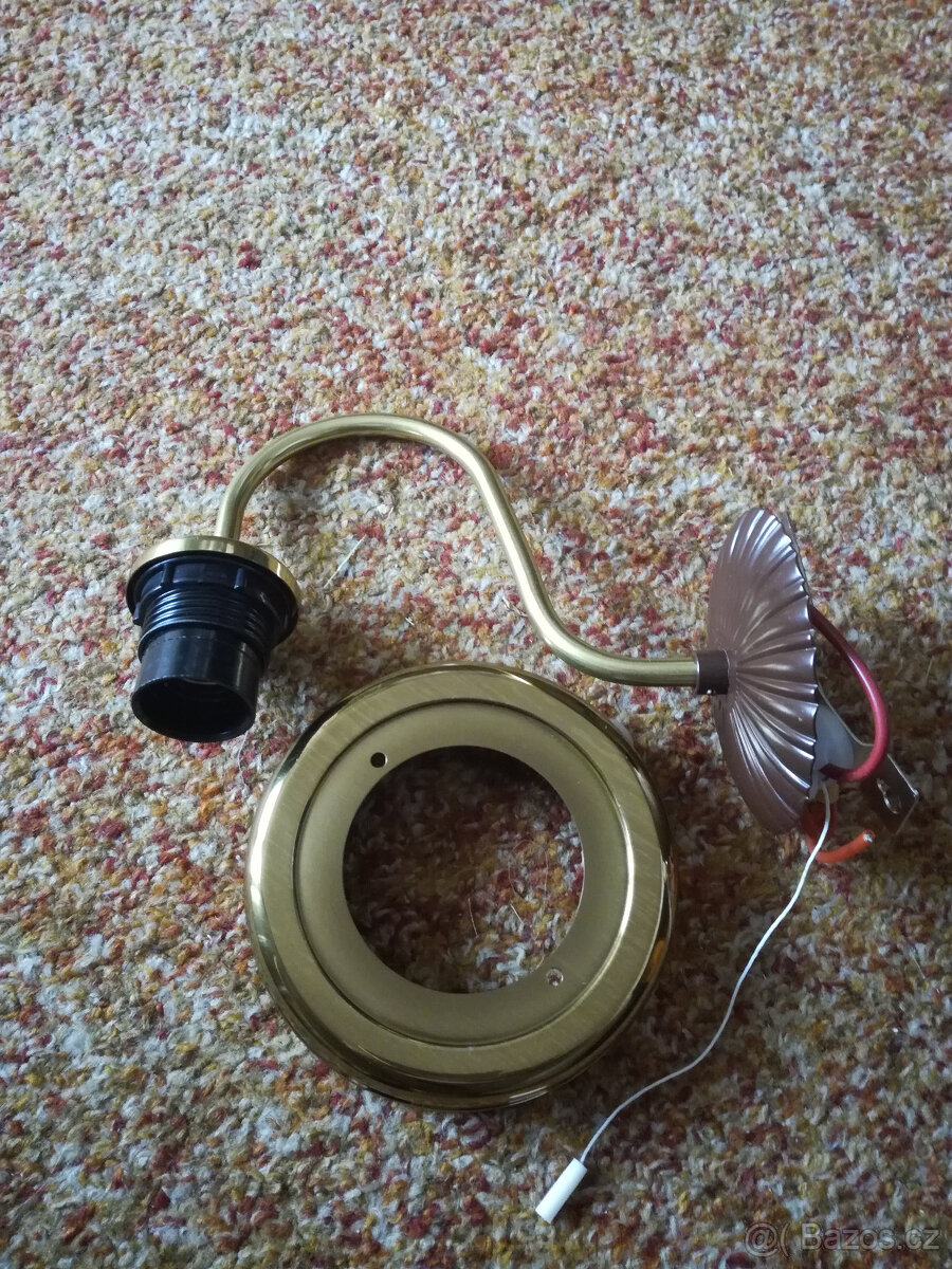 Různé lampy na zeď