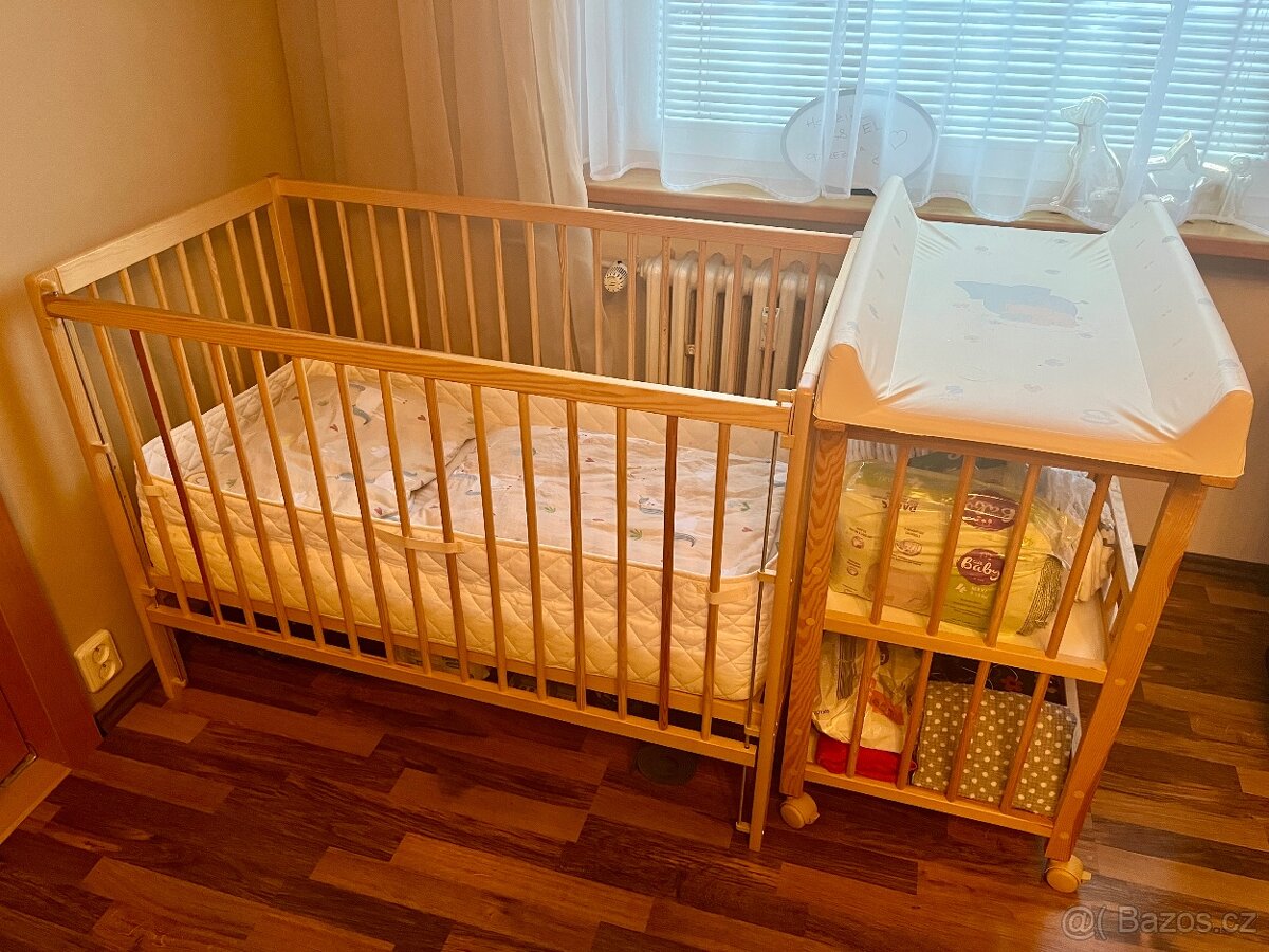 Dětská postýlka s přebalovacím pultem