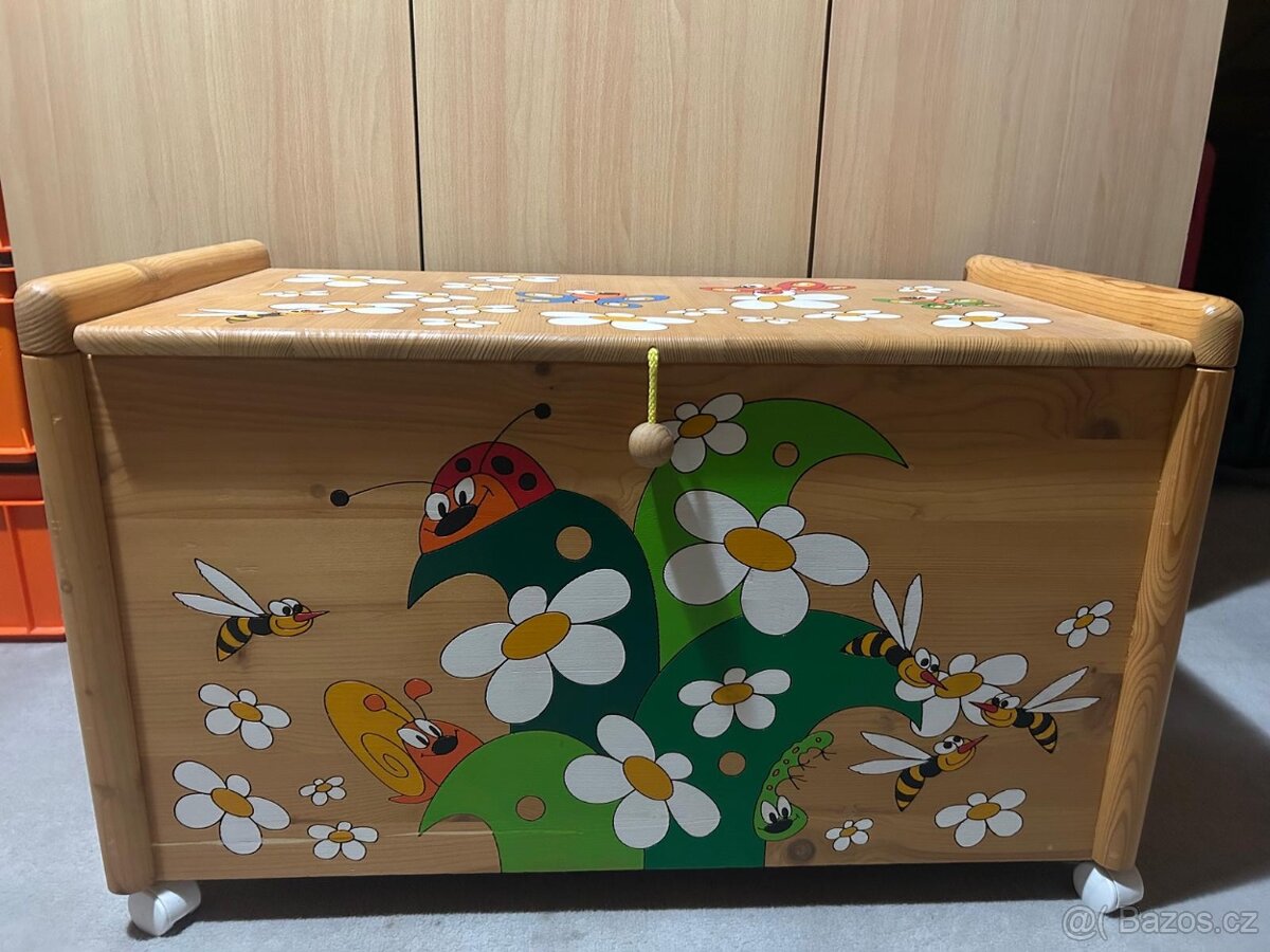 Malovaná truhla louka