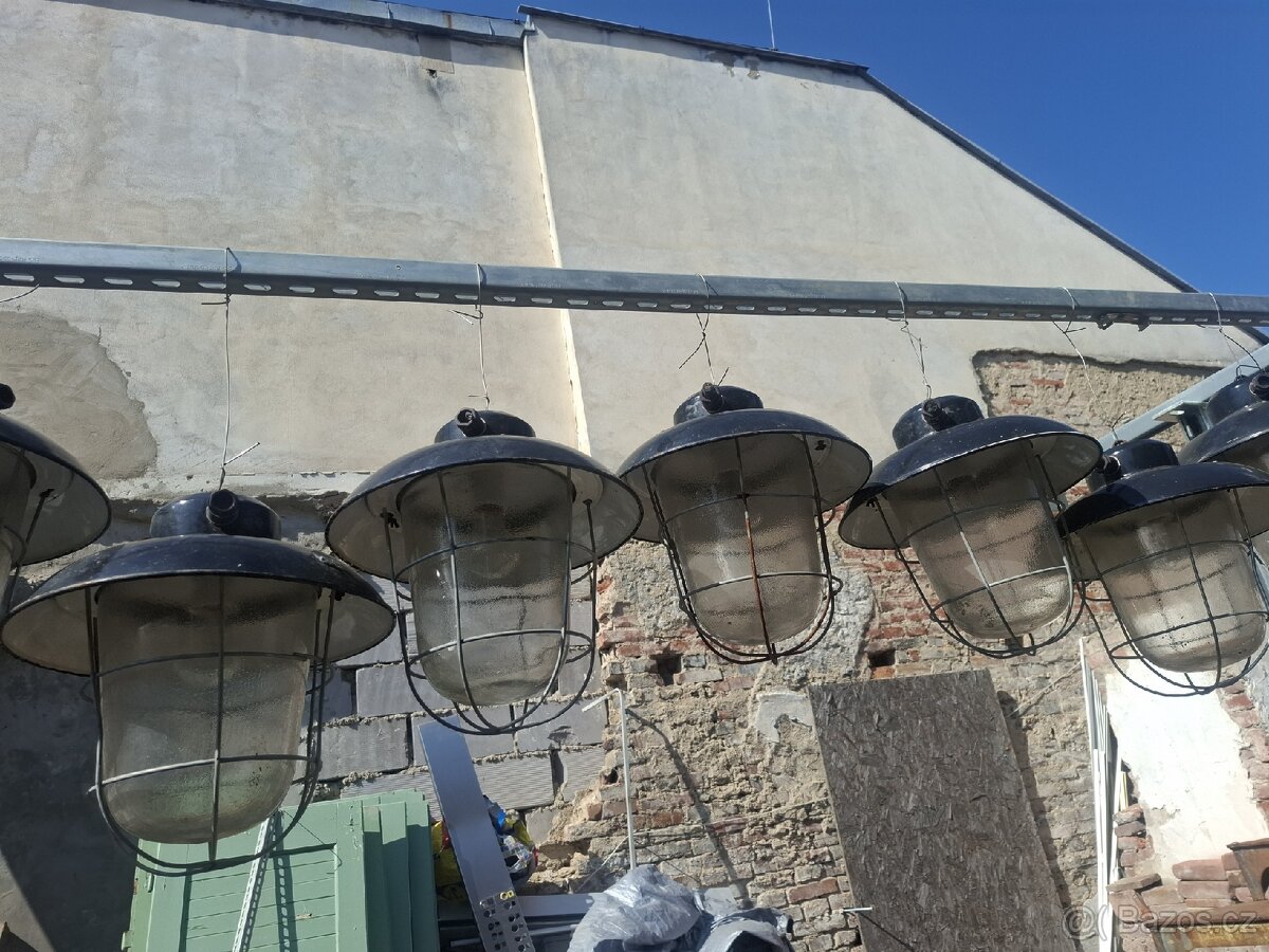 Staré smaltované lampy