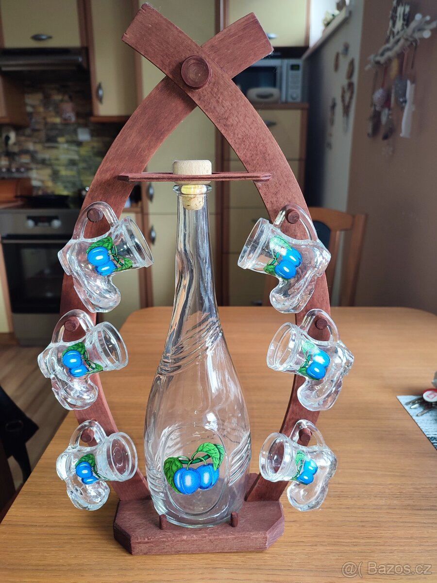 Ozdobná láhev se sklenkami