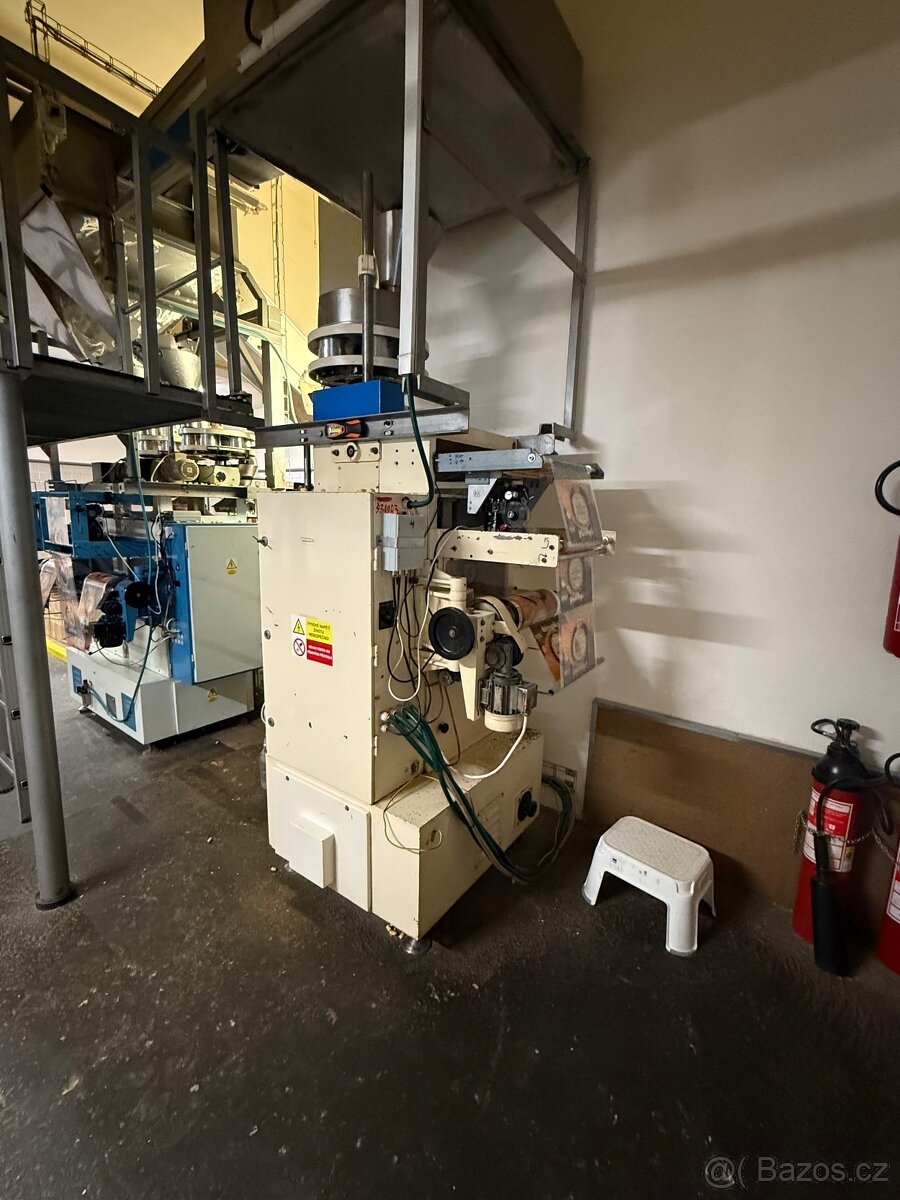 Plnicí a balicí stroj