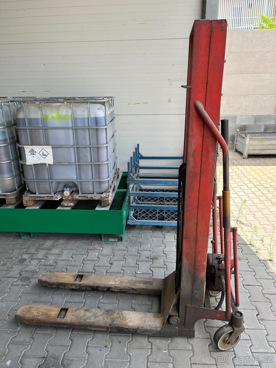 Ruční vysokozdvižný vozík