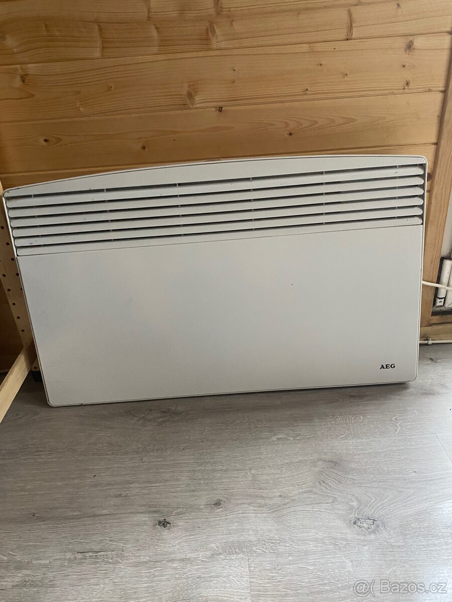 Nastěnný konvektor/radiator AEG