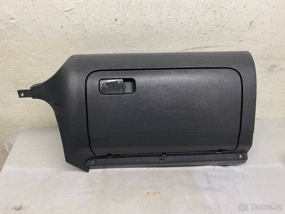 VW GOLF 5 2003-2008 - KASTLÍK SPOLUJEZDCE ČERNÝ