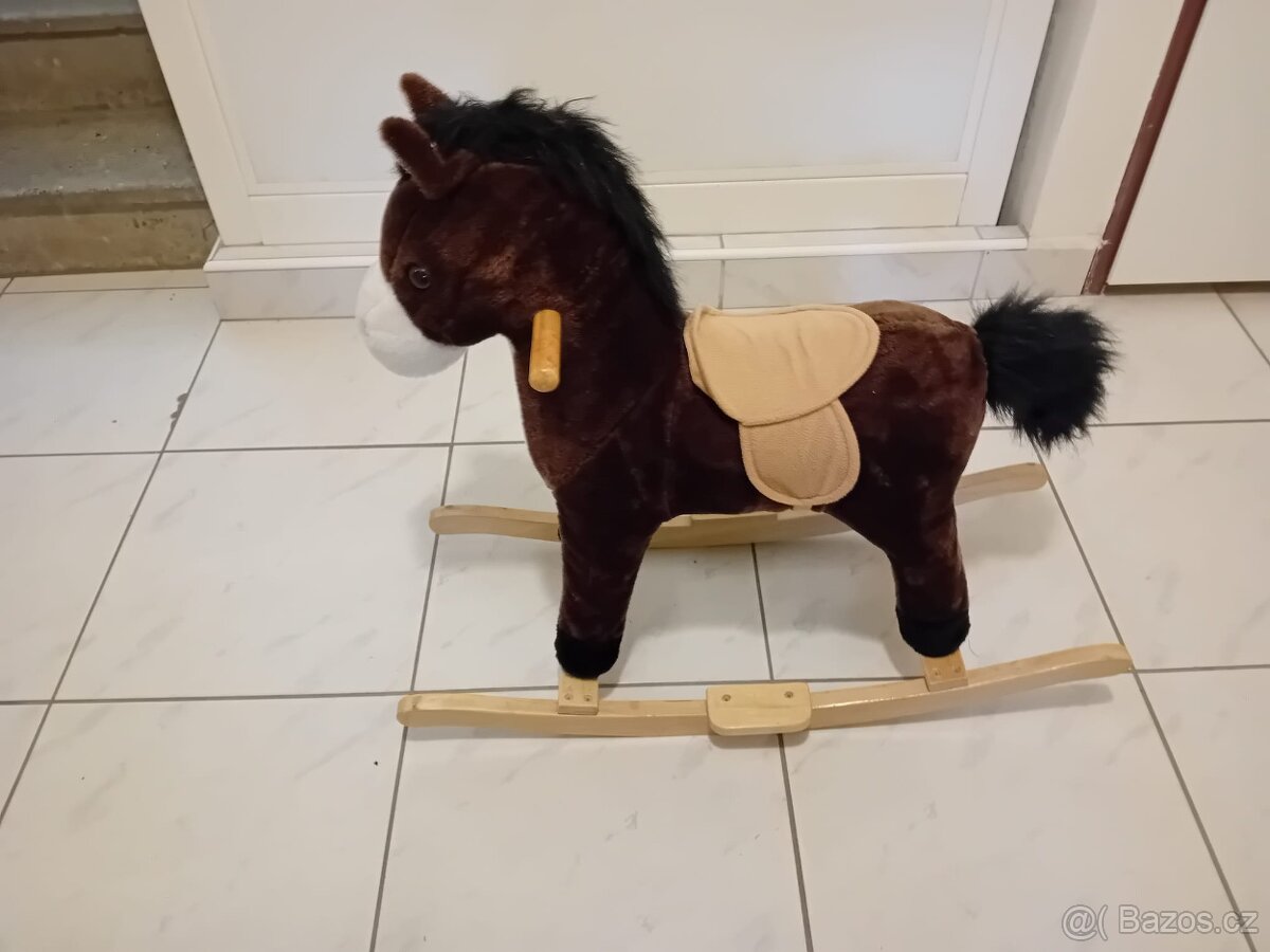 Houpací kůň, vydává zvuky