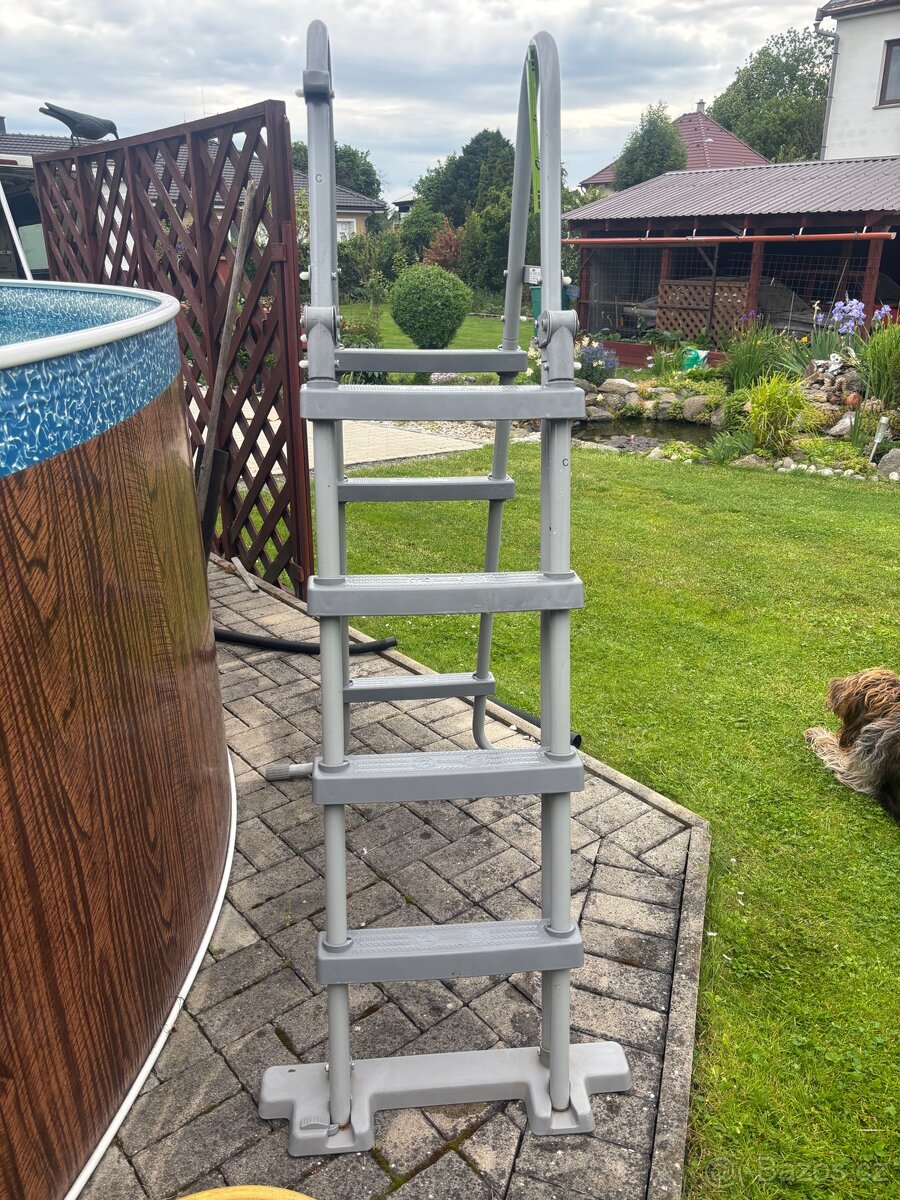 Bazénové schůdky bezpečnostní