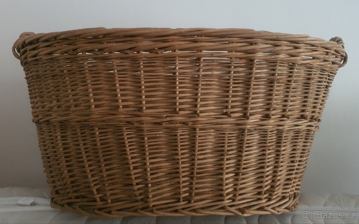 Velký proutěný koš na prádlo. 83 cm. Dobrý stav