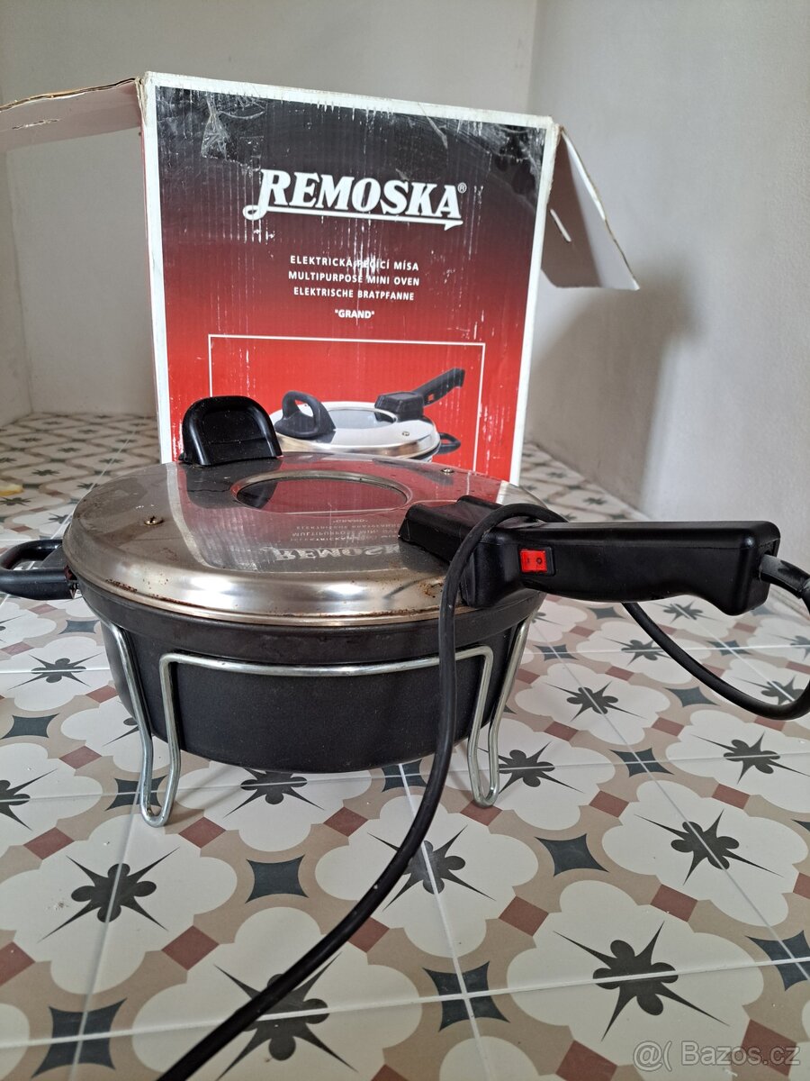 Remoska s teflonovým povrchem, objelm 4l