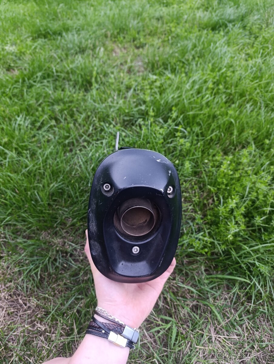 Výfuk V strom