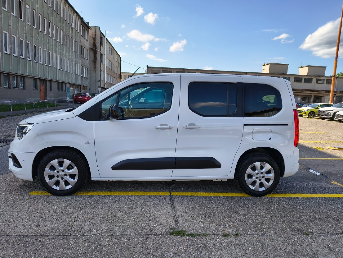 2021_Opel Combo Life DIESEL_BOHATÁ VÝBAVA_5 miest_1.maj SR_