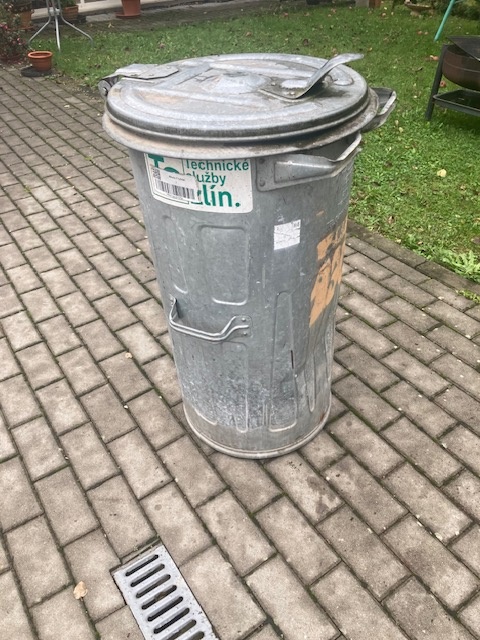 Prodám starší plechovou popelnici