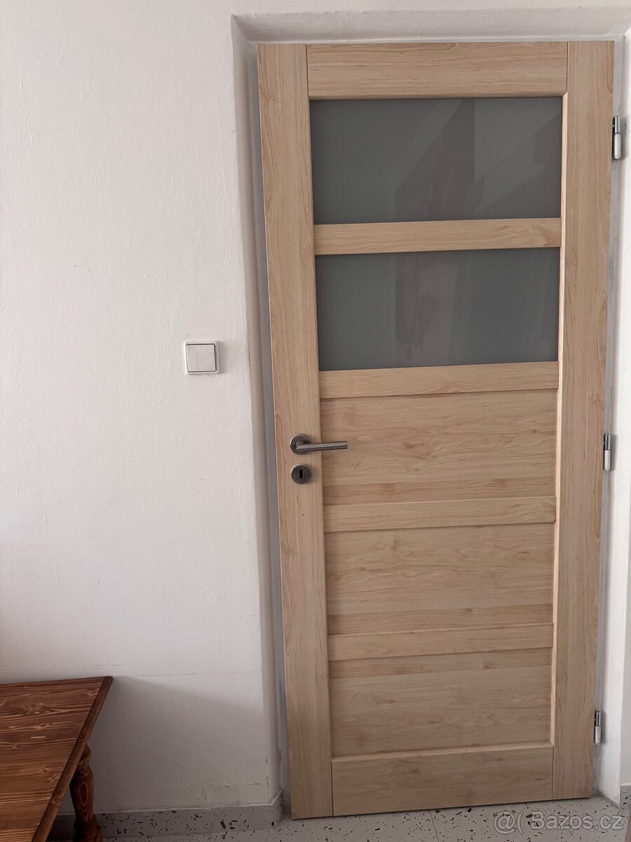 Světle hnědé dveře s 2 okénky