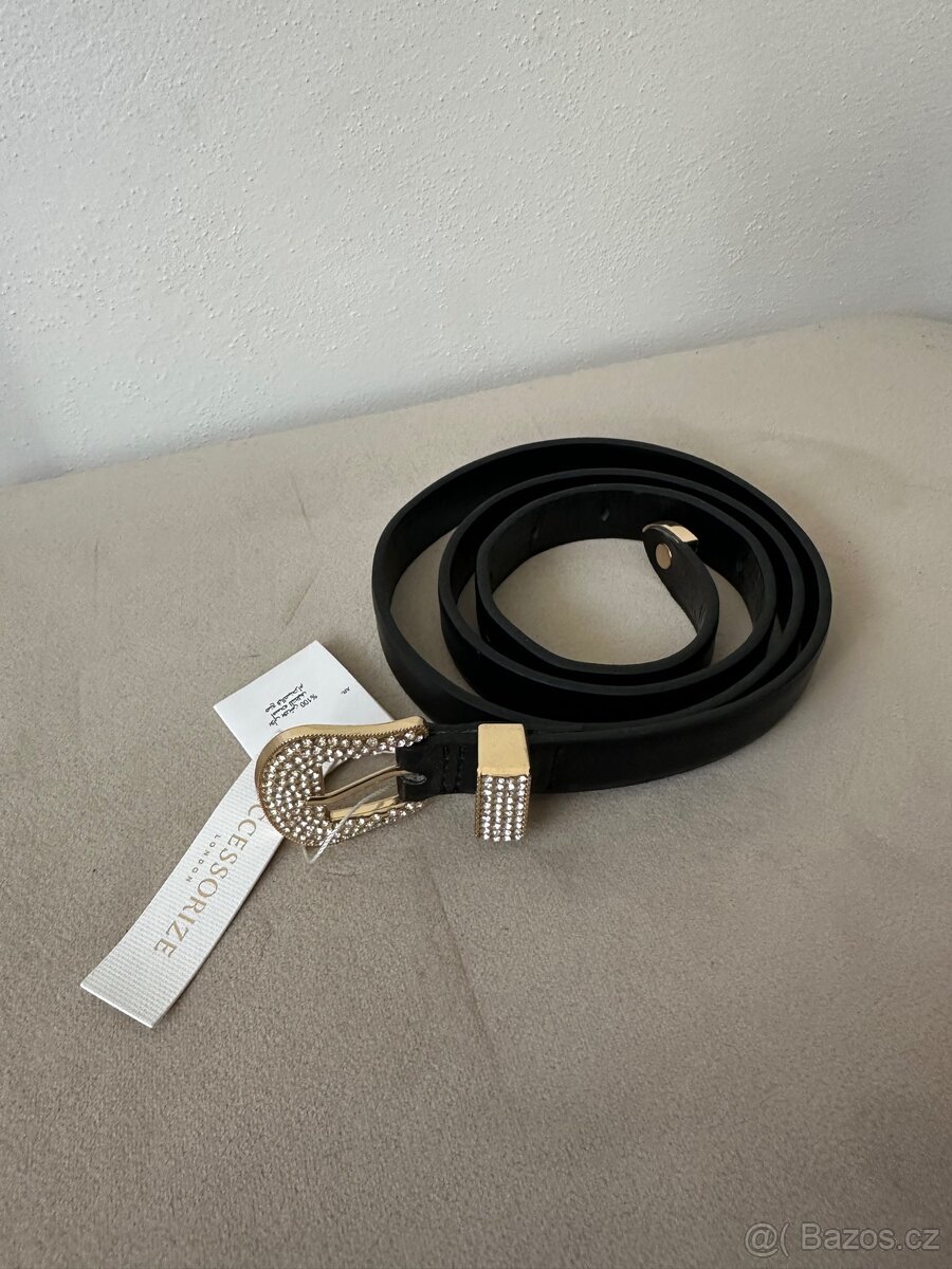 Černý pásek se zlatými detaily