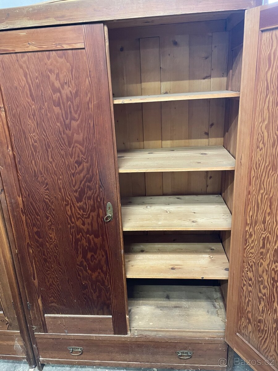 Starší skříně na šaty na chatu