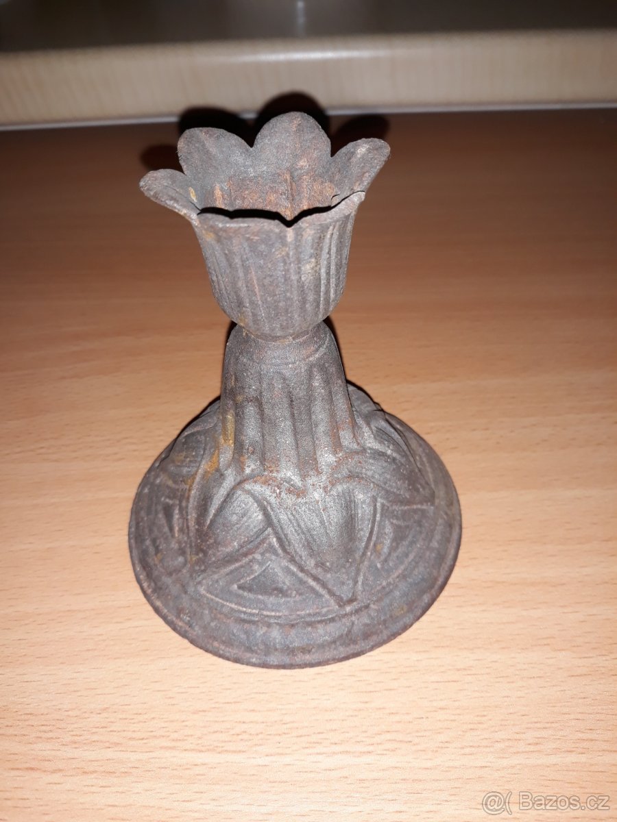 Stojan z petrolejové lampy