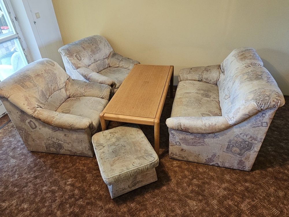 Nabízím zdarma sedačku, taburetku, křesla, stolek