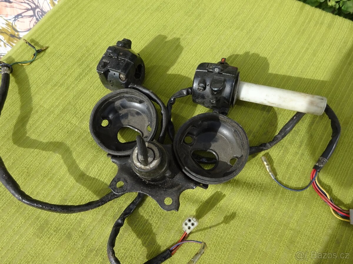 Yamaha RD - r.v.+- 1978 - přepínače, plyn