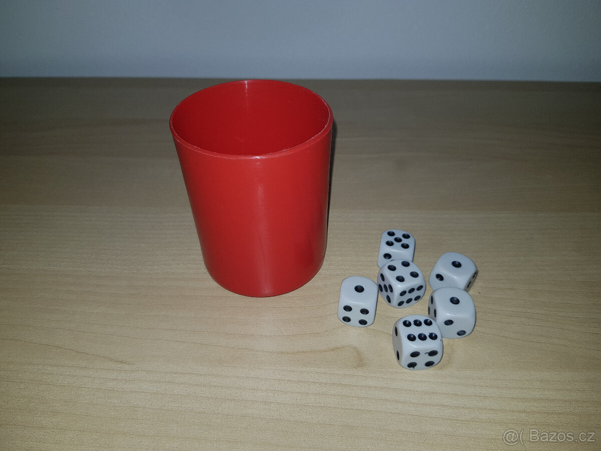 Kelímek s 6 kostkami
