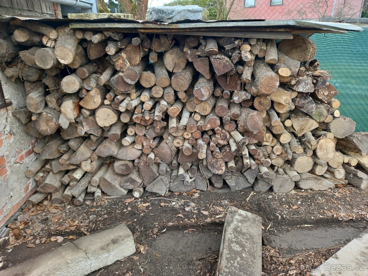 Zbytek palivového dřeva,tvrdé ,suché