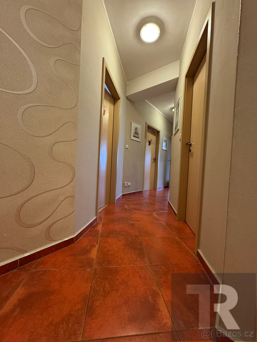 Prodej bytu 3+kk+B, 108 m2 s venkovním parkovacím stáním v P