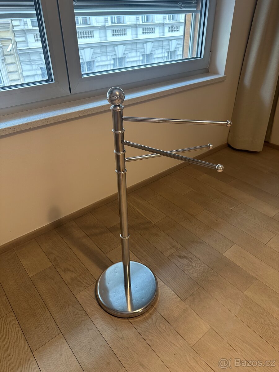 Kovový věšák s otočnými rameny (na ručníky nebo oblečení)