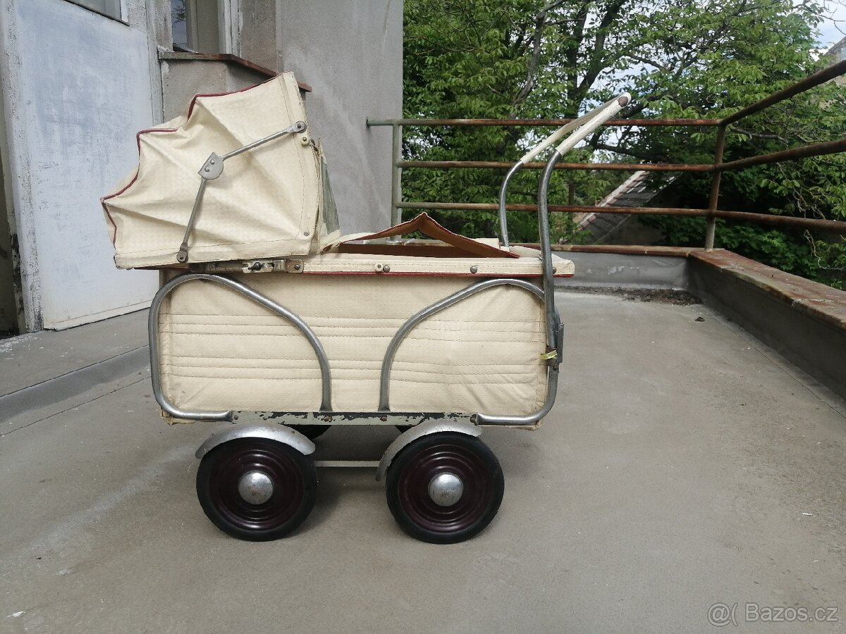 Retro kočárek hračka