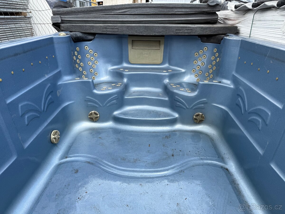 Swim spa Jazzi spa dual zone.
