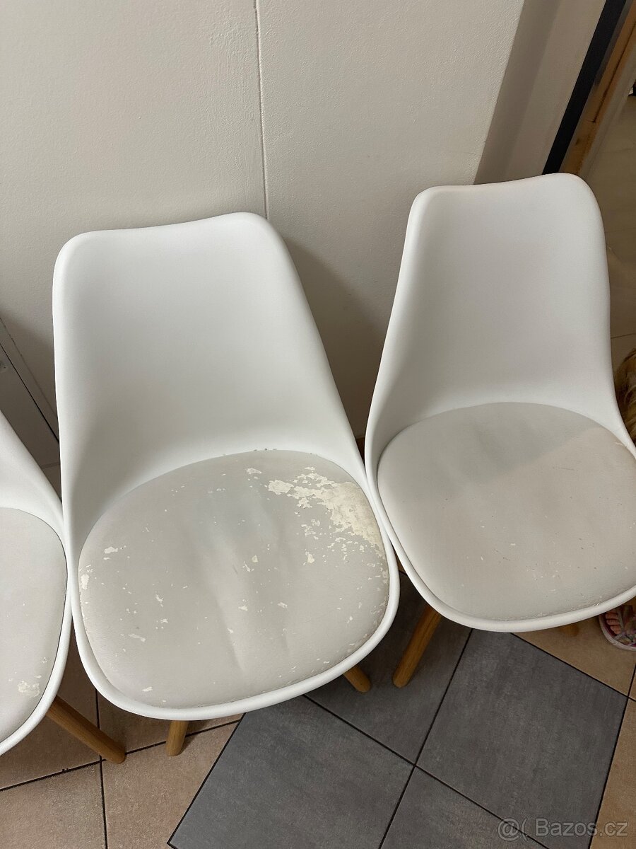 4 bile židle Zdarma
