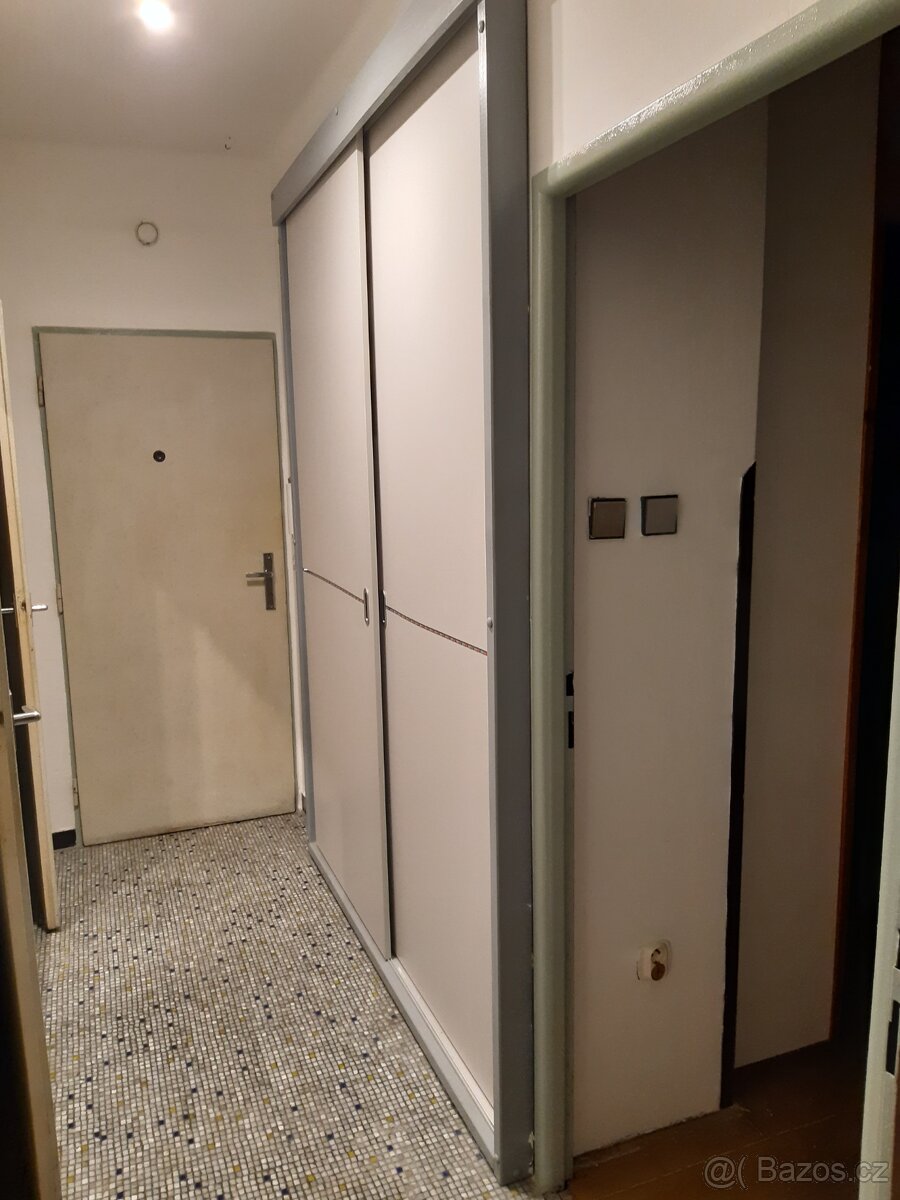Posuvné dveře z vestavěné skříně