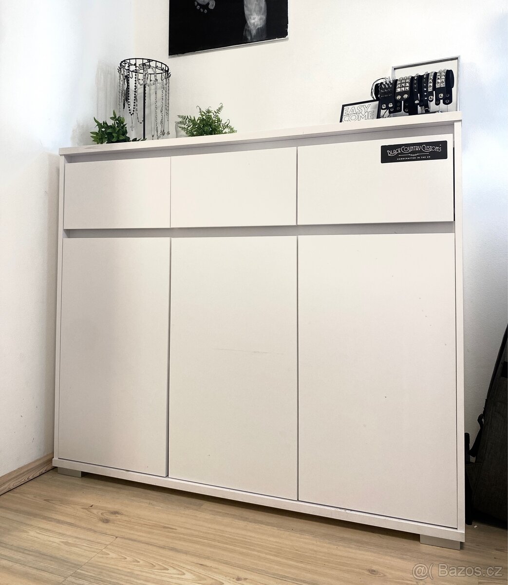 Bílá komoda Carryhome
