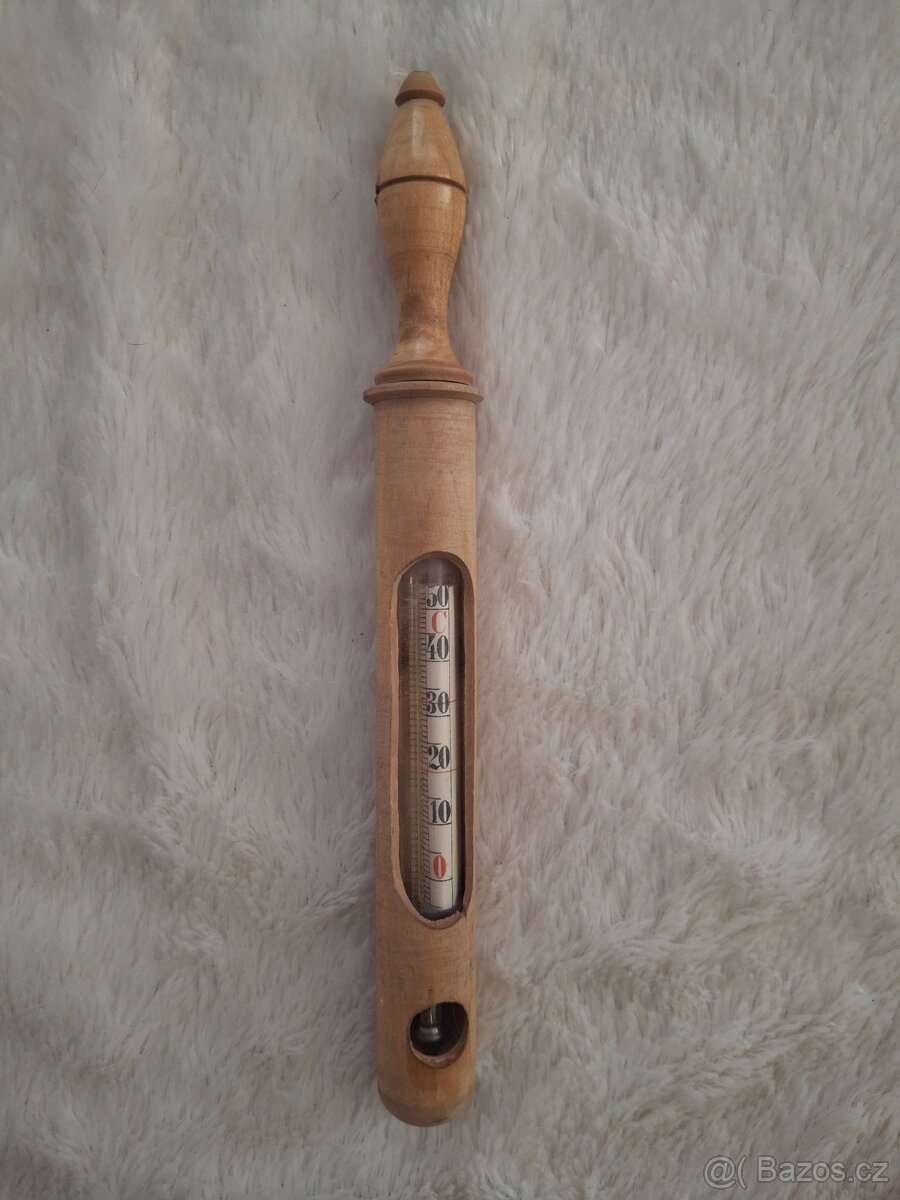 starý dřevěný historický teploměr