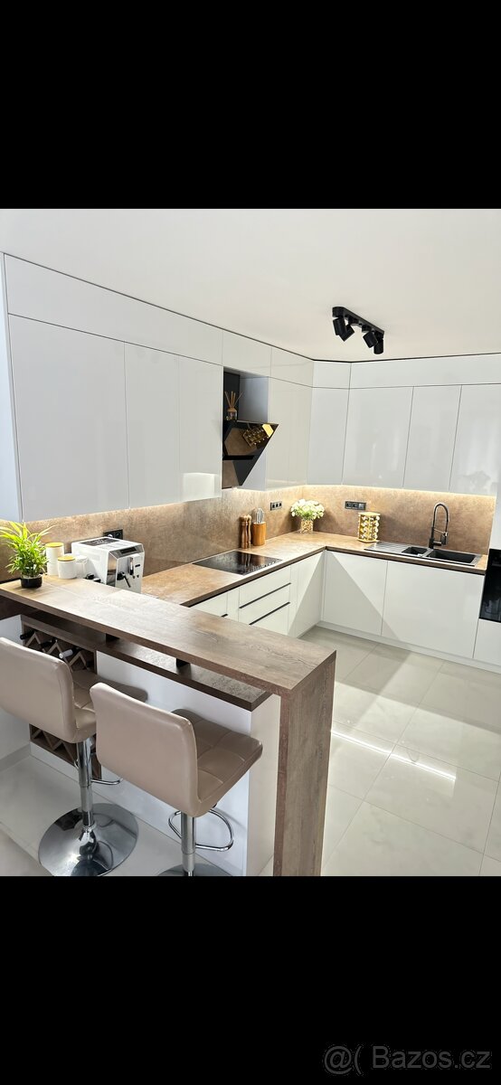 2kk 61m2 + předzahrádka 25m2  + garaž +komora