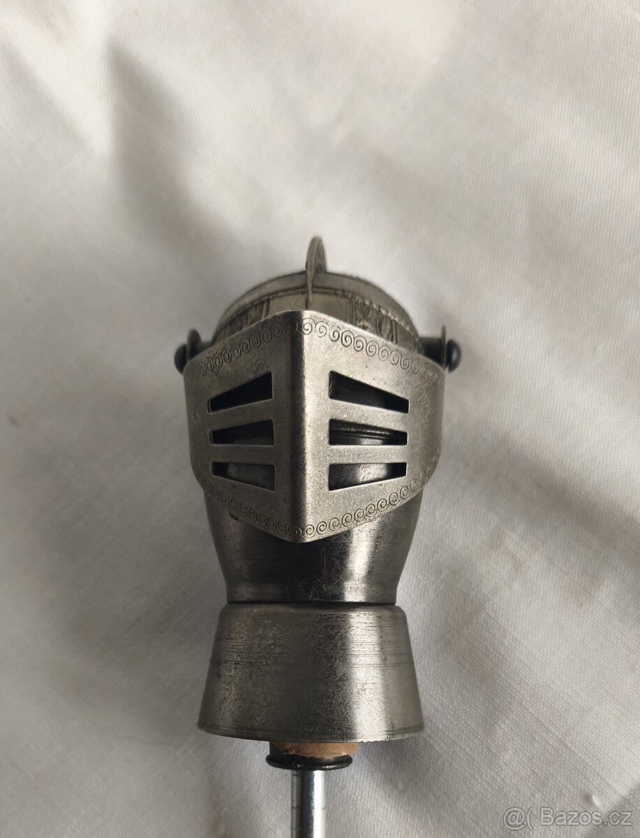 vintage nálevka na víno a vývrtka