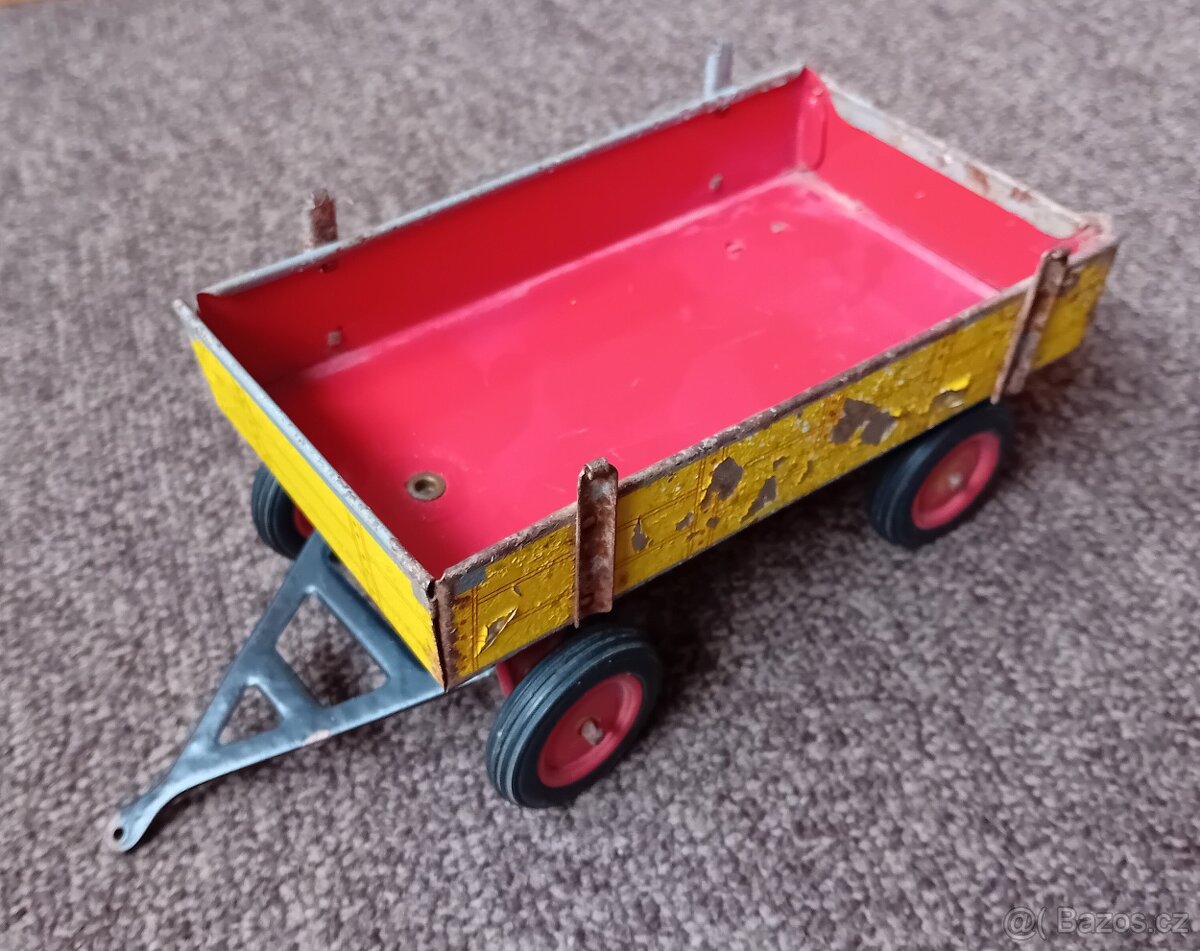 Stará plechová traktorová vlečka nerestaurovaná