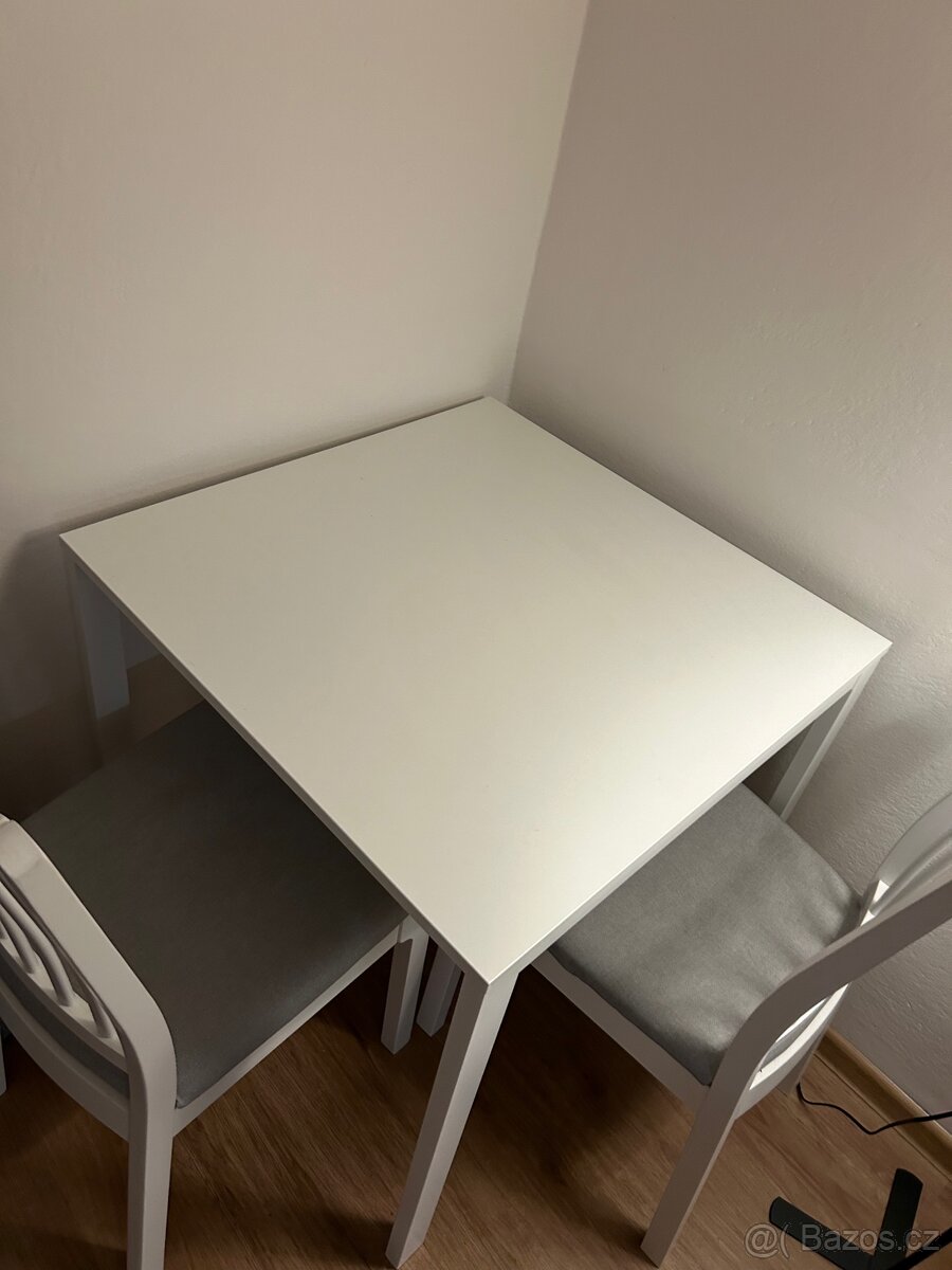 IKEA desk + 2x EKEDALEN chairs – great condition