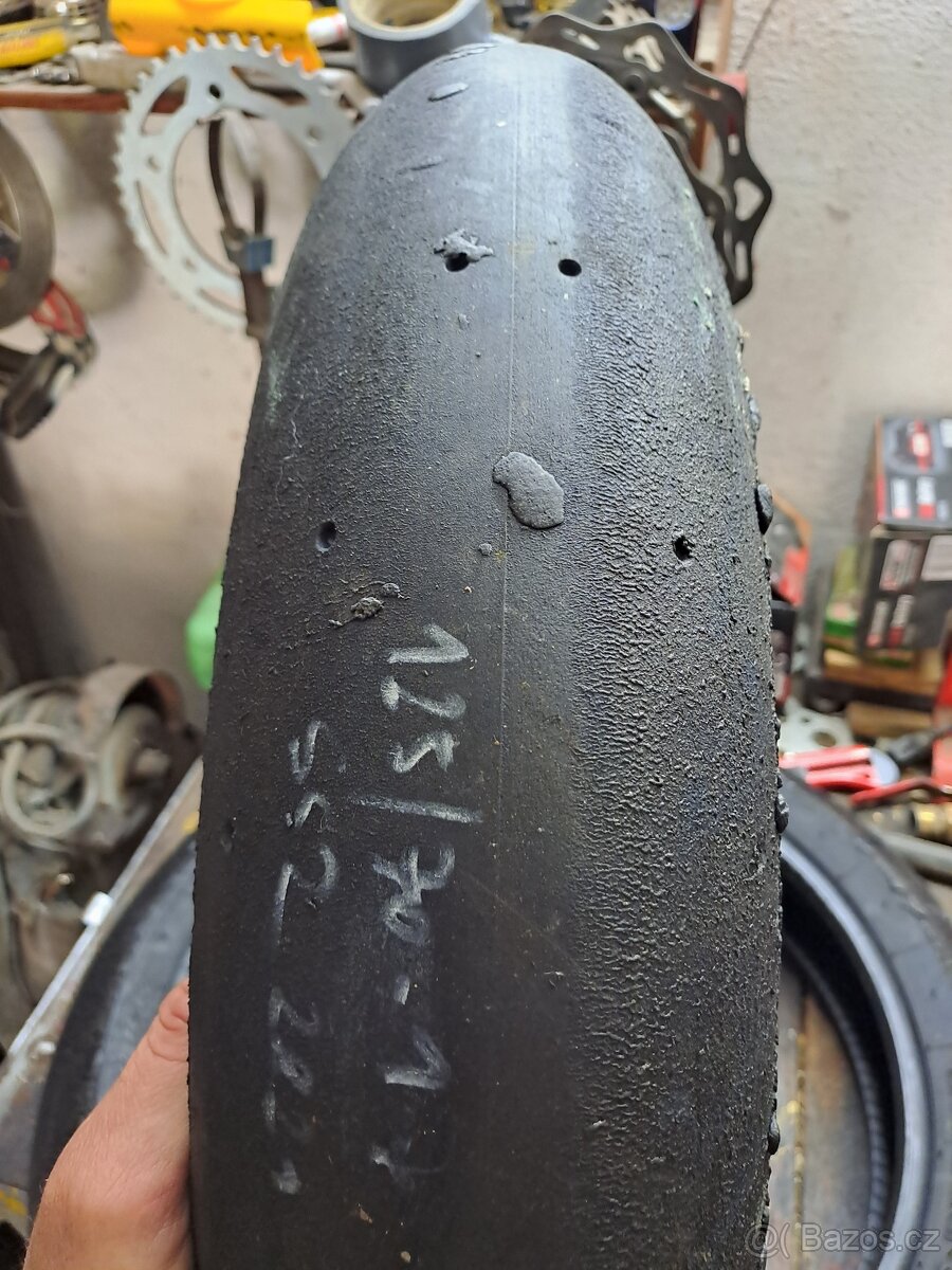 Pneumatiky krásné přední pneu Pirelli 125/70-17