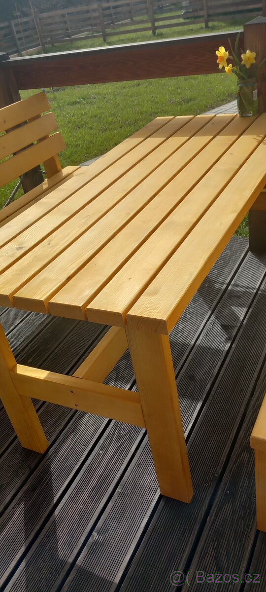 Nový krásný,dřevěný zahradní stůl