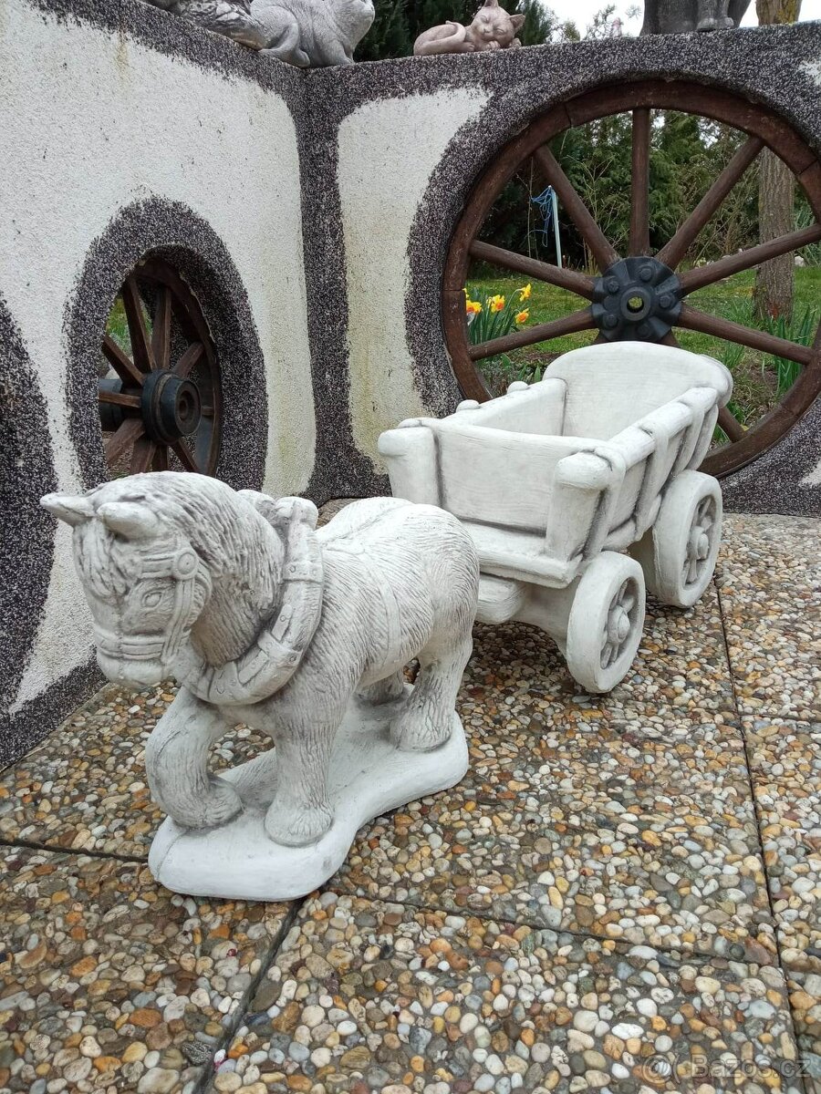 Zahradní dekorace- Koník s vozem