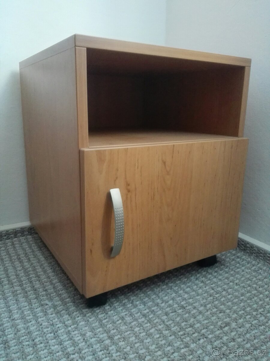 Noční stolek / malá skříňka s kolečky.